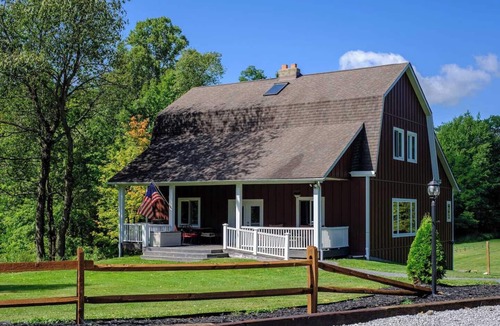Ravenna House | Authentic Restored 1840s Barn | 20 Guests | Private Pond | Hot Tub | Sports Court | Games | Fishing