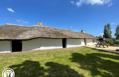 Beauvoir-sur-Mer Cottage | Authentic Stay in Traditional Bourrine in Beauvoir-sur-Mer