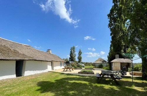 Beauvoir-sur-Mer Cottage | Authentic Stay in Traditional Bourrine in Beauvoir-sur-Mer