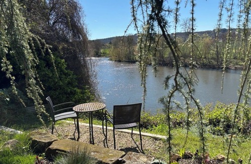 Yzeures-sur-Creuse Apartment | Authentic village apartment with river views