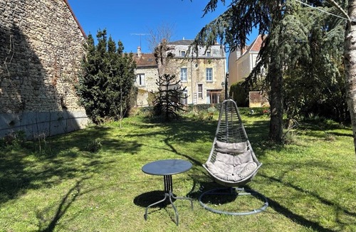 Yzeures-sur-Creuse Apartment | Authentic village apartment with river views