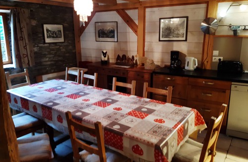 Antignac House | Authentique Chalet Grange Classe 3, Jardin Clôture, A 5 MN DU Centre DE Luchon