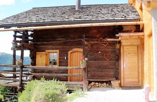 St. Luc Ski Chalet | Authentique chalet valaisan en madrier de mélèze sur deux étages pour 7 personnes, récemment rénové.