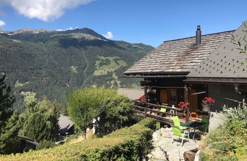 St. Luc Ski Chalet | Authentique chalet valaisan en madrier de mélèze sur deux étages pour 7 personnes, récemment rénové.