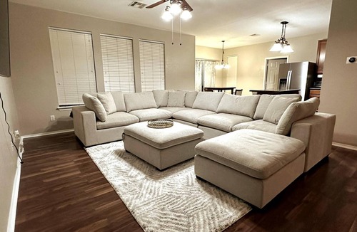 Round Rock Apartment | Autin - Family & Groups - Modern Lux