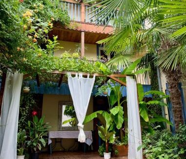 Rouvenac House | Autour d'une Toile