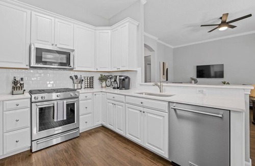 Cedar Park House | `Autumn Fire` -Hot Tub! Fully Equipped Kitchen!