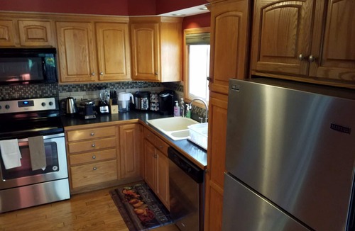 Rochester House | AUTUMN MAPLE HOUSE IN HENRIETTA, 3 BEDROOM, SPA SHOWER