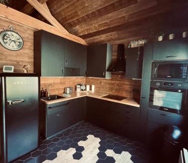 Auvers-sur-Oise Ski Chalet | Auvers Wood lodge
