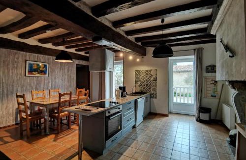 Braye-Sous-Faye House | Aux Acacias