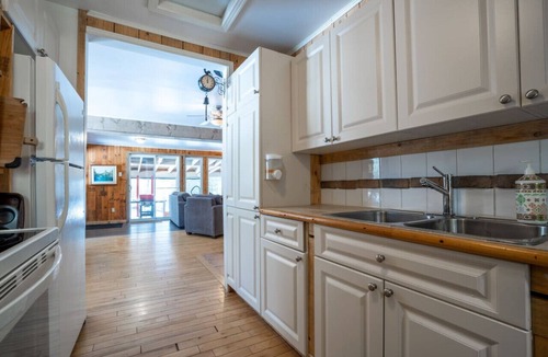 Sainte-Emelie House | Aux Grands Pins|Beach & Kayaks |HotTub |Playground