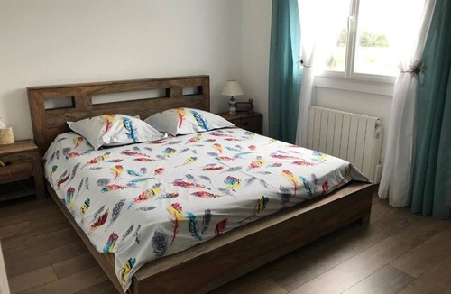 Pont-Saint-Martin House | Aux Coquelicots Sauvages, Chambres d'Hotes