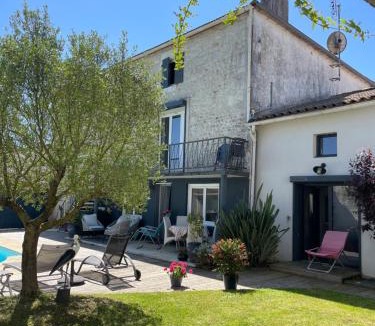 Saint-Just-Luzac House | Aux portes des iles