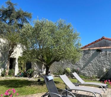 Saint-Just-Luzac House | Aux portes des iles