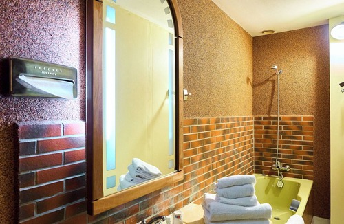 Sourzy House | Aux Prisons de Montagny