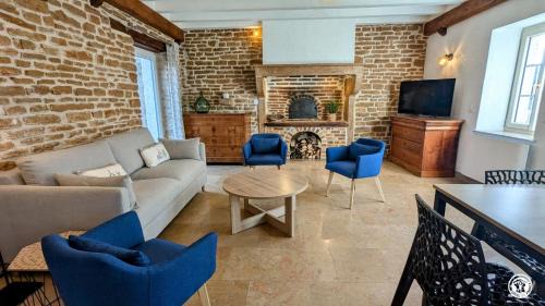 Villy-le-Moutier House | Aux Roses Rouges