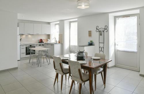 Chignin Apartment | Aux Volets Bleus - Wifi Parking