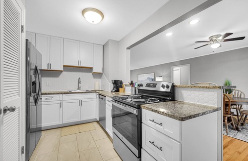 Merrillville House | AVAIL 7/2 - Merrillville condo hospitals & shops