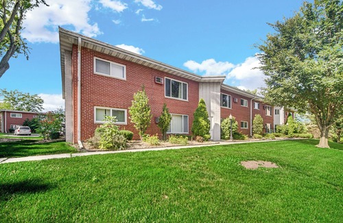 Crown Point Apartment | AVAIL 8/2 - 2 bed/1 bath APT downtown Crown Point