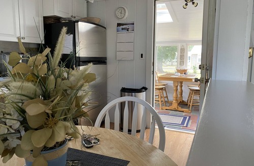 West Yarmouth House | Available memorial weekend near Seagull Beach, short walk to restaurant, shops
