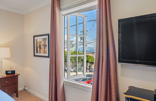 Russian Hill Apartment | AVAILABLE THIS SUMMER: 50+ FIVE STAR REVIEWS!