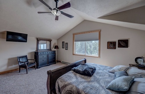 Lead Ski Chalet | Avalanche 3BR Chalet at Terry Peak with Jacuzzi Hot Tub - Sleeps 16