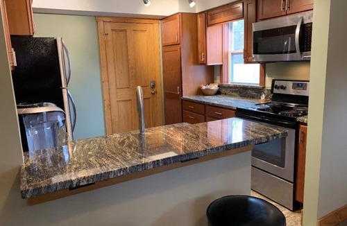 Lansing House | Avalon Guest Lodge 3102 House. 2 Baths, 2 Living Rooms. Sleeps 9