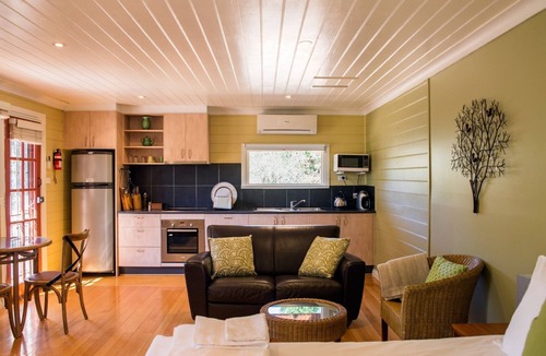 Elevated Plains Cottage | Avalon private spa villa - idyllic couples getaway