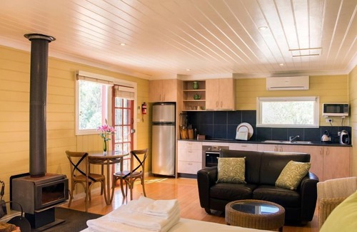 Elevated Plains Cottage | Avalon private spa villa - idyllic couples getaway