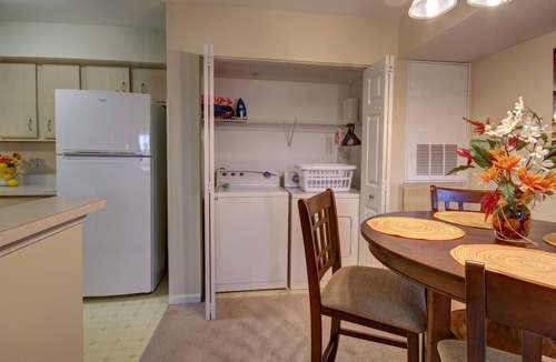 Clearwater Apartment | Avalon Relax, pool View In Avalon at Clearwater, recently renovated!FREE PARKING