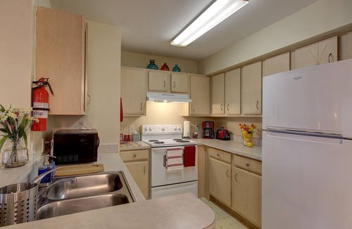 Clearwater Apartment | Avalon Relax, pool View In Avalon at Clearwater, recently renovated!FREE PARKING