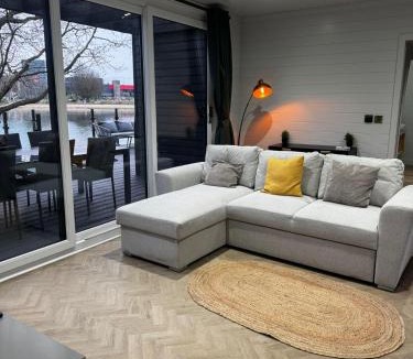 Little Hay Villa | AvantGlamp