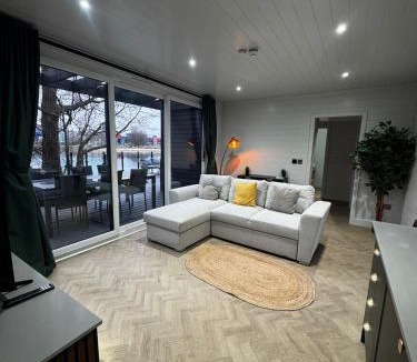 Little Hay Villa | AvantGlamp