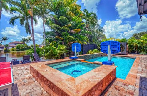 Tamiami Villa | Avatar Luxe Villa 5BR w Cinema, Pool, Game Room & BBQ