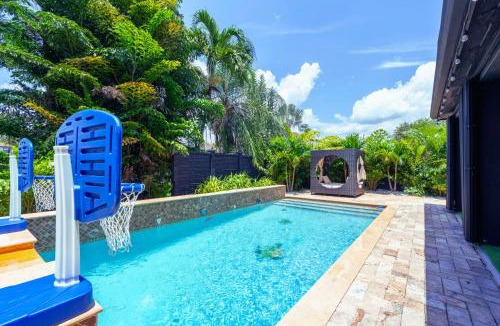 Tamiami Villa | Avatar Luxe Villa 5BR w Cinema, Pool, Game Room & BBQ