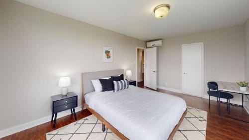 East Falls Apartment | Avenue A810 Epic 2Br, Pool, Gym, Parking