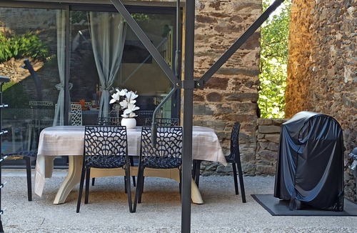 Saint-Just-sur-Viaur House | Aveyron, renovated barn sleeps 5, 3* swimming pool