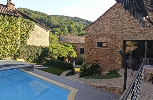 Saint-Just-sur-Viaur House | Aveyron, renovated barn sleeps 5, 3* swimming pool