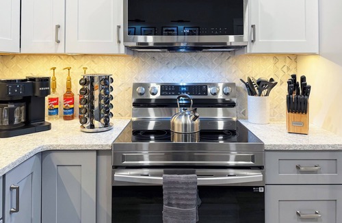 Portsmouth Apartment | Aviation Design~DNTN~W&D~Fully Loaded Kitchennn