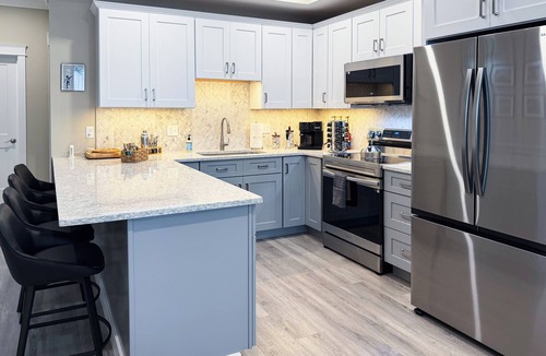 Portsmouth Apartment | Aviation Design~DNTN~W&D~Fully Loaded Kitchennn