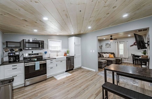 Mosby House | Aviation Haven: 5 Mins to RIC, Ready for Takeoff!