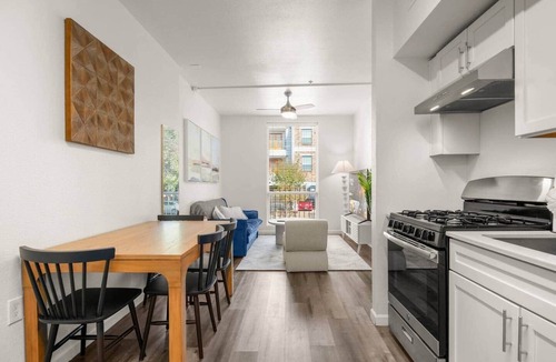 West Campus Apartment | Avon22 by Vantura Stays