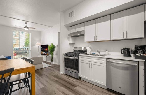 West Campus Apartment | Avon22 by Vantura Stays