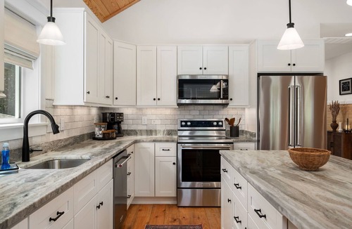 Harbinger Apartment | Award-Winner “The Carriage House”Gym+Pool Access