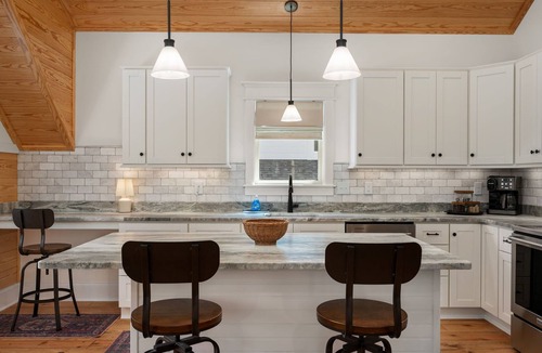 Harbinger Apartment | Award-Winner “The Carriage House”Gym+Pool Access