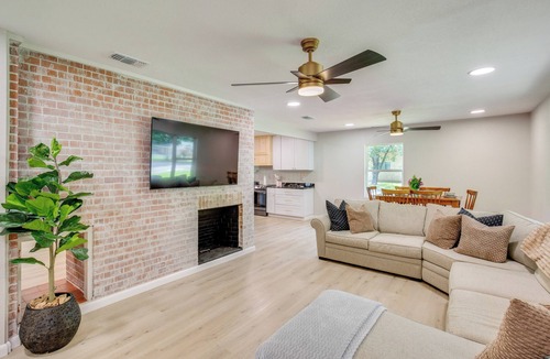Paris House | ‘Away in Paris’ Retreat w/Workspace, 2 Mi to Dtwn
