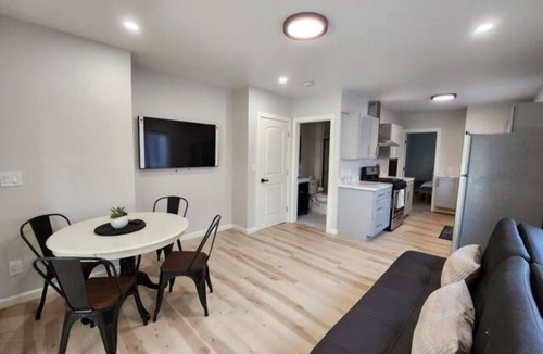 Upper Telegraph Apartment | Awesome 2 Bedroom - Walk to UCB