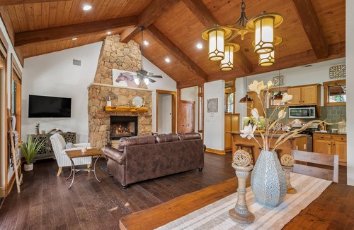 Leander Cottage | Awesome 3BR/2BA Cottage at Hollows Resort, Beach Club, Marina, Pools, Fitness (Pet Friendly)