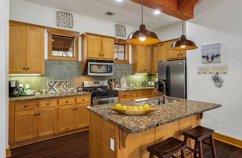 Leander Cottage | Awesome 3BR/2BA Cottage at Hollows Resort, Beach Club, Marina, Pools, Fitness (Pet Friendly)