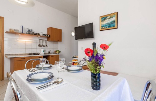 Bosana Apartment | Awesome apartment in Bosana with house sea view